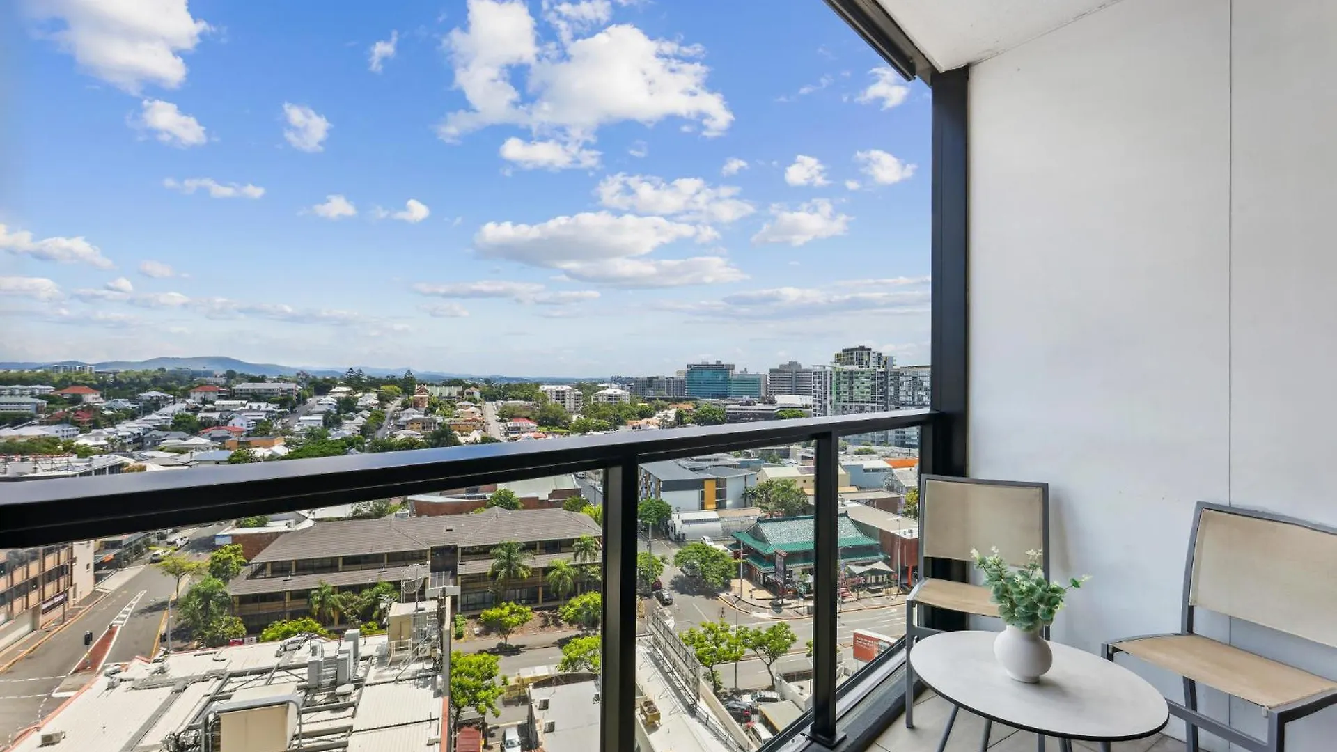 בריסביין Chic 1-Bedroom Apartment With Pool And Gym